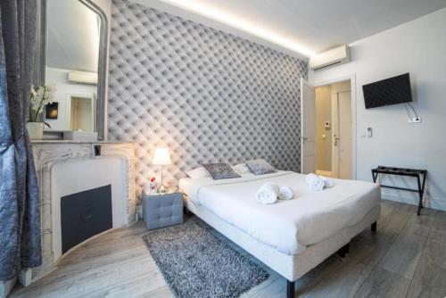 une chambre avec un grand lit blanc et un miroir dans l'établissement Superbe 120m2 au Suquet - Property With Style, à Cannes