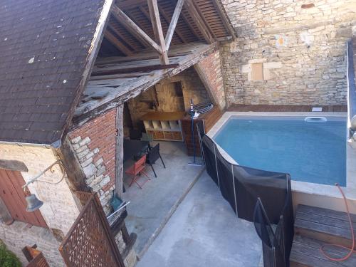 - une vue sur la piscine dans un bâtiment en briques dans l'établissement L'authentique Martelaise PISCINE CHAUFFEE, à Martel