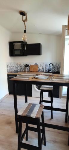 een keuken met een houten tafel en een aanrecht bij Le Petit Beaussier, tout confort in La Seyne-sur-Mer