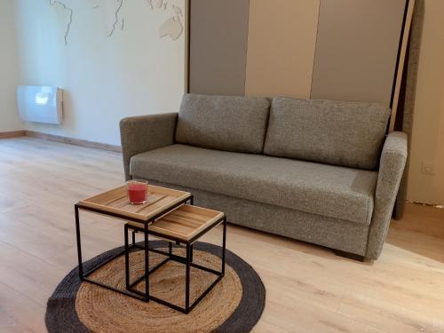 un salon avec un canapé et une table basse dans l'établissement Le Petit Beaussier, tout confort, à La Seyne-sur-Mer