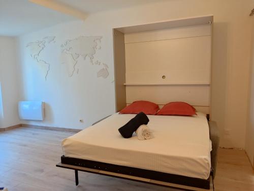 een slaapkamer met een bed met een kaart aan de muur bij Le Petit Beaussier, tout confort in La Seyne-sur-Mer