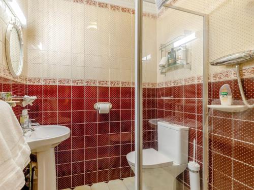uma casa de banho com um chuveiro, um WC e um lavatório. em The Pigsty - Uk30945 em Barthomley