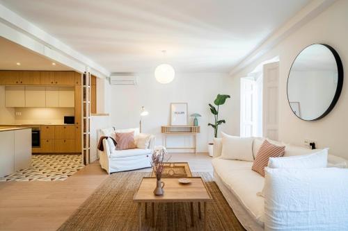 ein Wohnzimmer mit einem weißen Sofa und einem Tisch in der Unterkunft Ever House - Atocha1 Superb-Location in Madrid
