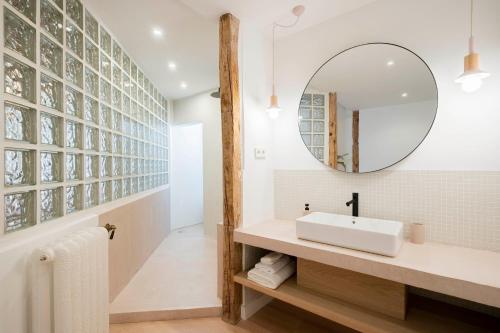 ein Bad mit einem Waschbecken und einem Spiegel in der Unterkunft Ever House - Atocha1 Superb-Location in Madrid