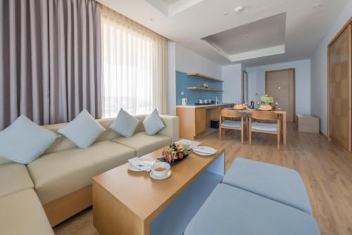 Ein Sitzbereich in der Unterkunft FLC Luxury Hotel Quy Nhon