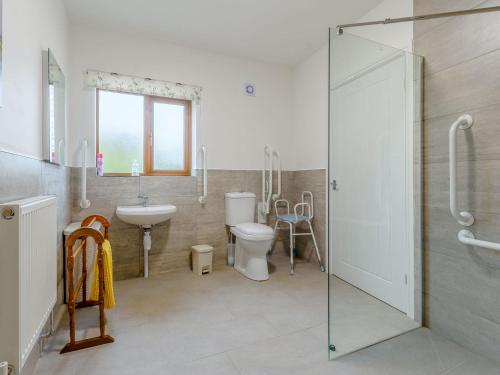 uma casa de banho com um WC, um lavatório e um chuveiro em Bluebell- Uk31533 em Goxhill