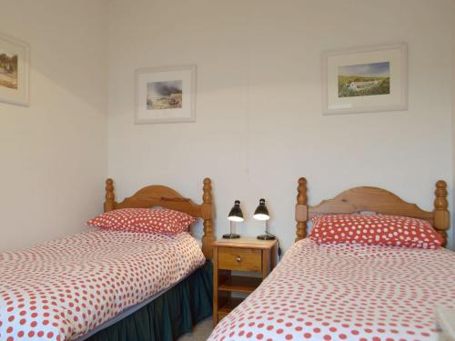 two beds sitting next to each other in a bedroom at Sunray - Uk31515 in Dale