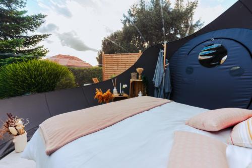 1 camera con letto in una tenda blu di Reves2bulles a Ousse