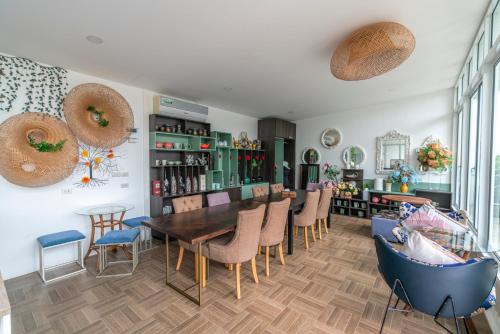 a dining room with a table and chairs at Utapao sattahip rayong resort in Ban Nong Sa
