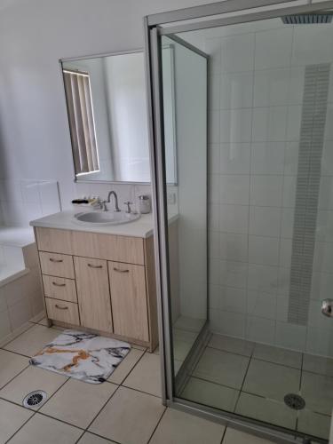 Fotografie z fotogalerie ubytování BLK Stays Guest House Deluxe Units Bellmere v destinaci Bellmere