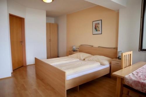 um quarto com uma cama grande e uma mesa em Gasthaus-Pension zum Löwen em Asten