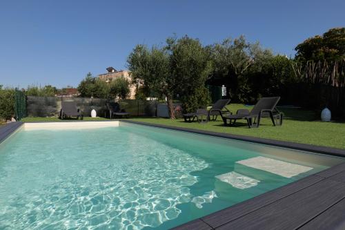 une piscine avec de l'eau bleue dans une cour dans l'établissement Il Borgo Delle Querce Villa Fichi Piscina privata, à Martina Franca