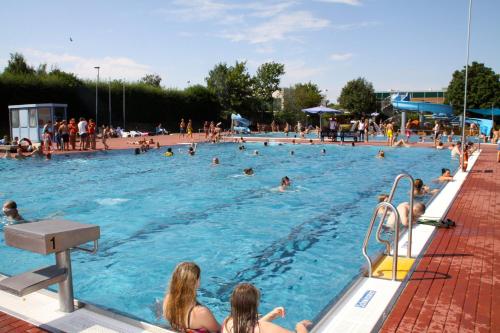 un grupo de personas nadando en una piscina en Kärntner Stub'n en Königslutter am Elm