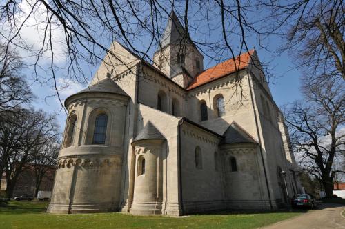 an old church with a tower on the grass at Kärntner Stub'n in Königslutter am Elm