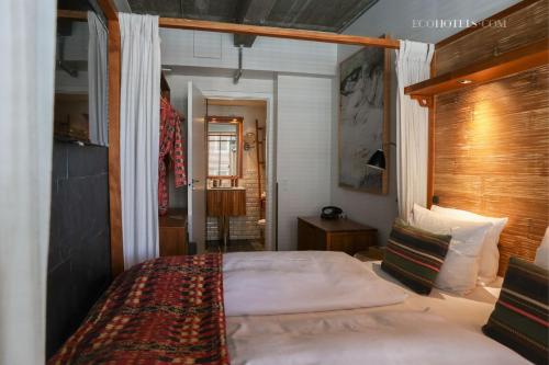 ein Schlafzimmer mit einem großen Bett in einem Zimmer in der Unterkunft Manon Les Suites Guldsmeden in Kopenhagen