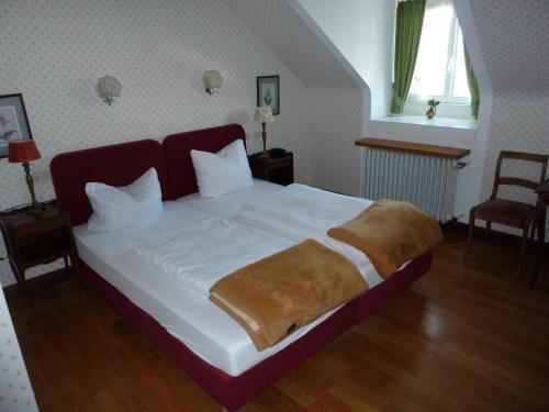 a bedroom with a large white bed with white pillows at Hotel zum alten Brauhaus in Dudeldorf