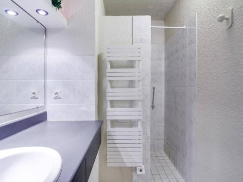 Un baño con inodoro, lavabo y ducha. en T3 calme 6 pers, terrasse, jardinet, proche commodités - FR-1-402-24, en Esquièze - Sère