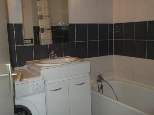 une salle de bain avec un lavabo et une machine à laver dans l'établissement Appartement spacieux 3 pièces, 8 pers, 20m des pistes, proche commerces et loisirs, Orcières - FR-1-262-92, à Forest des Baniols
