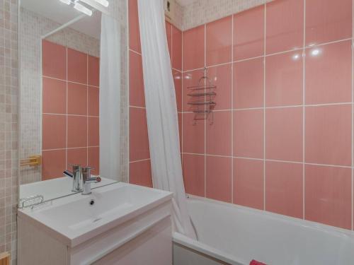 Studio Esquièze-Sère, 1 pièce, 6 personnes - FR-1-402-30 في Esquièze - Sère: حمام مع حوض وحوض استحمام
