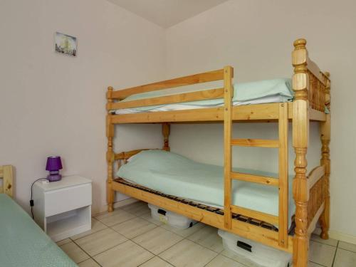 Esquièze - SèreにあるAppartement Esquièze-Sère, 3 pièces, 5 personnes - FR-1-402-37の二段ベッド2組が備わる客室です。