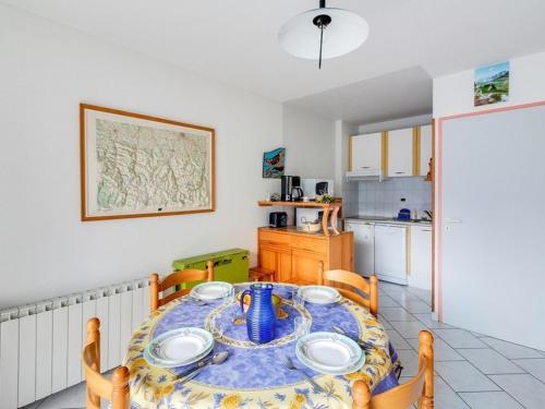 Appartement Esquièze-Sère, 3 pièces, 4 personnes - FR-1-402-42にあるレストランまたは飲食店