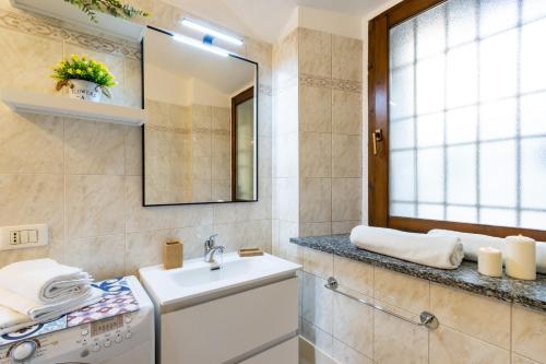 a bathroom with a sink and a mirror at Easy Lake Baveno, 100m dal lago, Free WiFi in Baveno