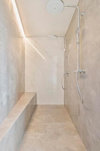 Ένα μπάνιο στο Schitterende loft met jacuzzi en sauna in Mechelen