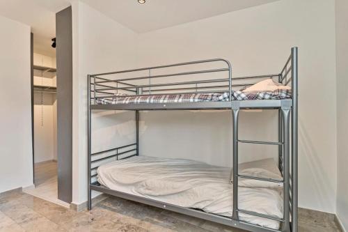 Schitterende loft met jacuzzi en sauna in Mechelen في ميشيلين: سريرين بطابقين في غرفة