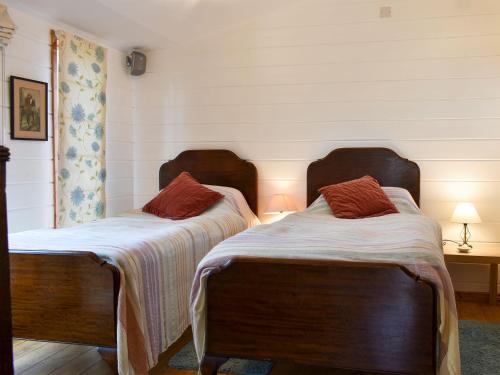 two beds sitting next to each other in a room at The Stables Studio in Haydon Bridge