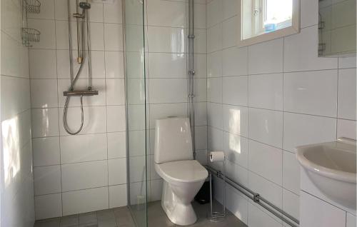 ein Bad mit einem WC und einem Waschbecken in der Unterkunft Beautiful Home In Gotlands Tofta With Kitchen in Gnisvärd