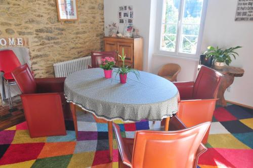 une salle à manger avec une table et des chaises dans l'établissement La coulée pilette, à Callac