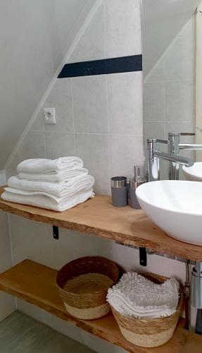 baño con lavabo y encimera con toallas en Entre 2 mers, en Le Tréport