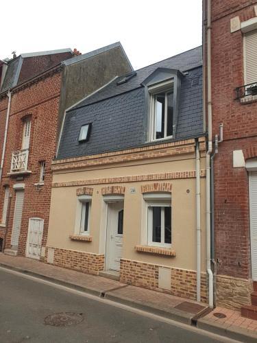 un edificio al lado de una calle en Entre 2 mers, en Le Tréport