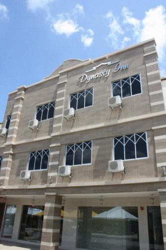 een winkel voor een gebouw met een bord erop bij Dynasty Inn - Wakaf Che Yeh in Wakaf Che Yeh