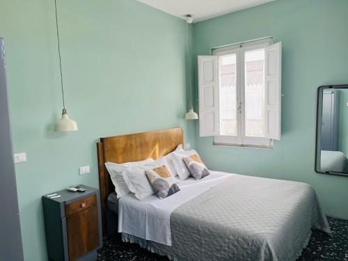 オルトーナにあるRipari di Giobbeのベッドルーム1室(青い壁のベッド1台、窓付)