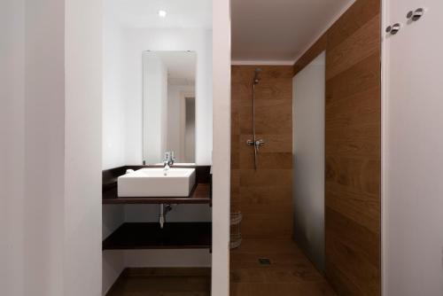 a bathroom with a sink and a mirror at Epsilon Alcañiz Hotel in Alcañiz