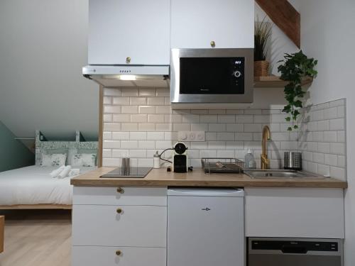 une cuisine avec un évier et un micro-ondes dans l'établissement #SEASONS. 2' from Av Champagne. Design cocoonig. NEW, à Épernay