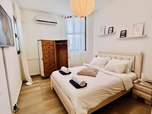 Postel nebo postele na pokoji v ubytování Elegant Apt with Balcony & Sea View by FeelHome