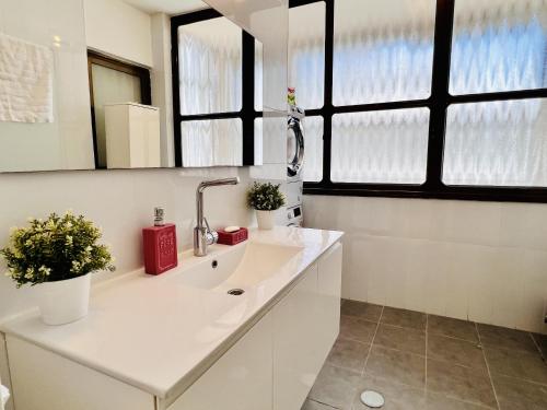 Koupelna v ubytování Elegant Apt with Balcony & Sea View by FeelHome