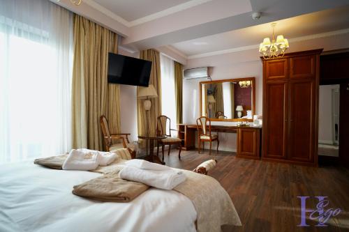 um quarto de hotel com duas camas e uma televisão em HEgo em Hunedoara