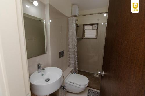 Bathroom sa U-stays - 2BHK Garden View Flat with WIFI in Anjuna