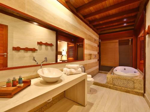 Bilik mandi di Camurim Grande Pousada & SPA - Jantar Incluído