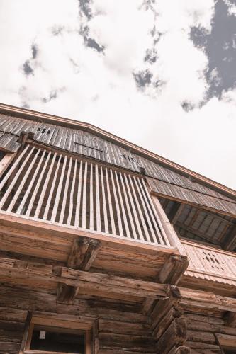 a roof of a wooden building with a sky at brandgut - vor Freude glühen in Viehhofen