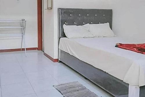 a bedroom with a large white bed in a room at RedLiving Apartemen Skylounge Tamansari - Vanez Room in Tangerang