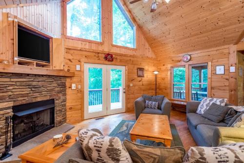 TV a/nebo společenská místnost v ubytování Wunderland Cabin