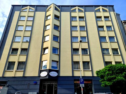 un edificio alto con finestre su strada di Hit Hotel a Varsavia