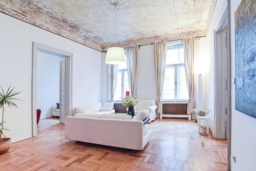 Beautiful 3 bedroom apartment in 7th district