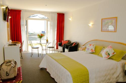 Postel nebo postele na pokoji v ubytování Beachfront Motel