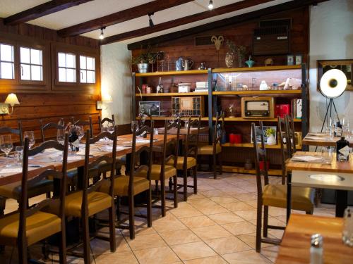 una sala da pranzo con un lungo tavolo e sedie di Motel-Restaurant 13 Etoiles a Sierre