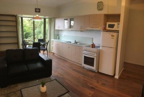 eine Küche und ein Wohnzimmer mit einem Sofa und einem Kühlschrank in der Unterkunft Burnie Port Views in Burnie